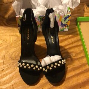 Black sandal with pearl front and heel